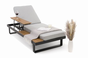 leżak ogrodowy tarasowy nowoczesny - ATOL - szary aluminiowy z podnoszonym stolikiem z blatem w odcieniu drewna tekowego